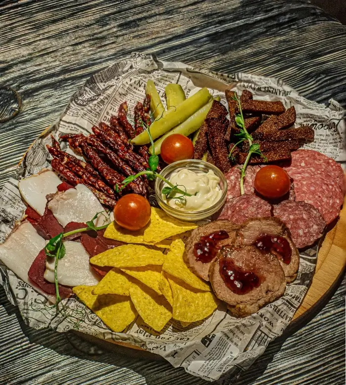 Плата с деликатесами из дичи