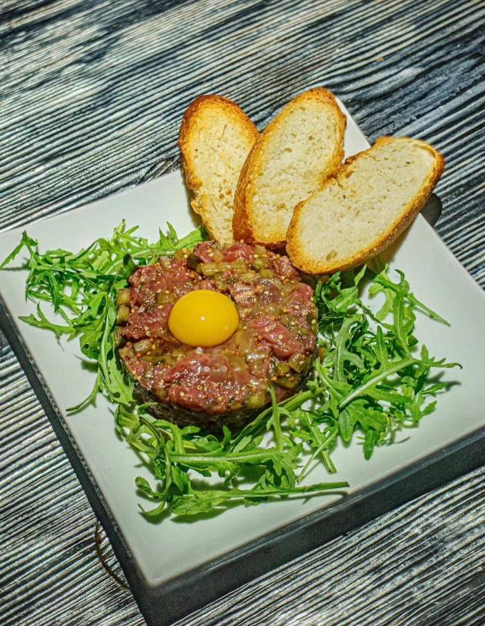 VENISON TAR TAR WITH CRISPY BAGUETTE 